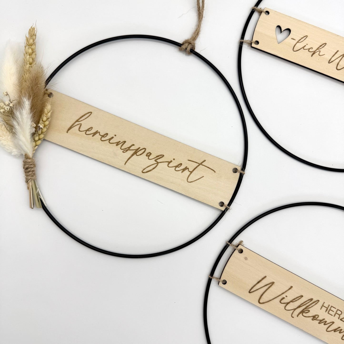 Ring mit Holzschriftzug und Trockenblumen