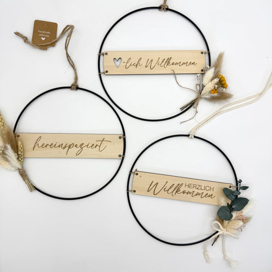 Ring mit Holzschriftzug und Trockenblumen