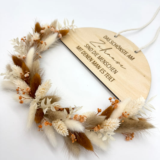 Holzring mit Schriftzug und Trockenblumen