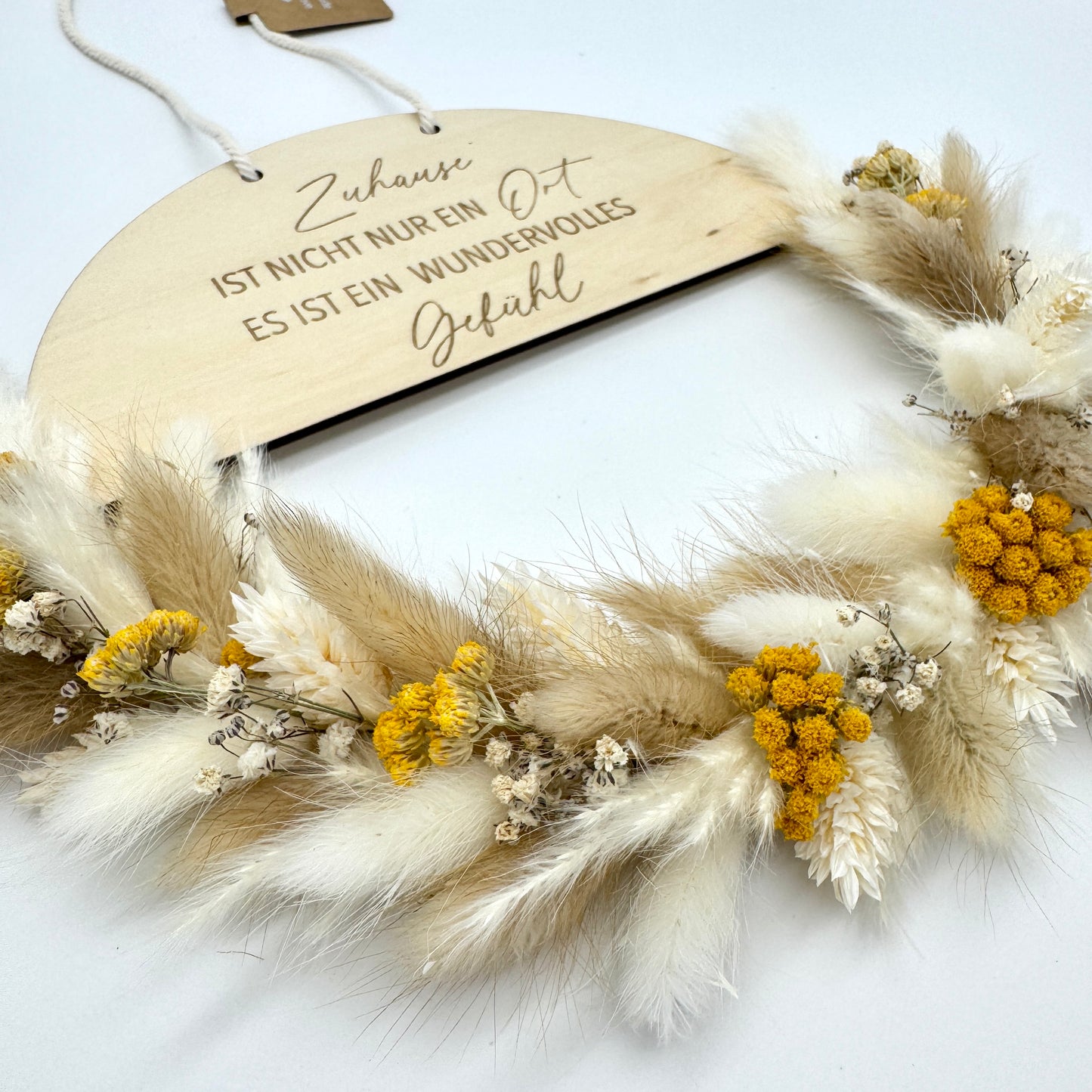 Holzring mit Schriftzug und Trockenblumen