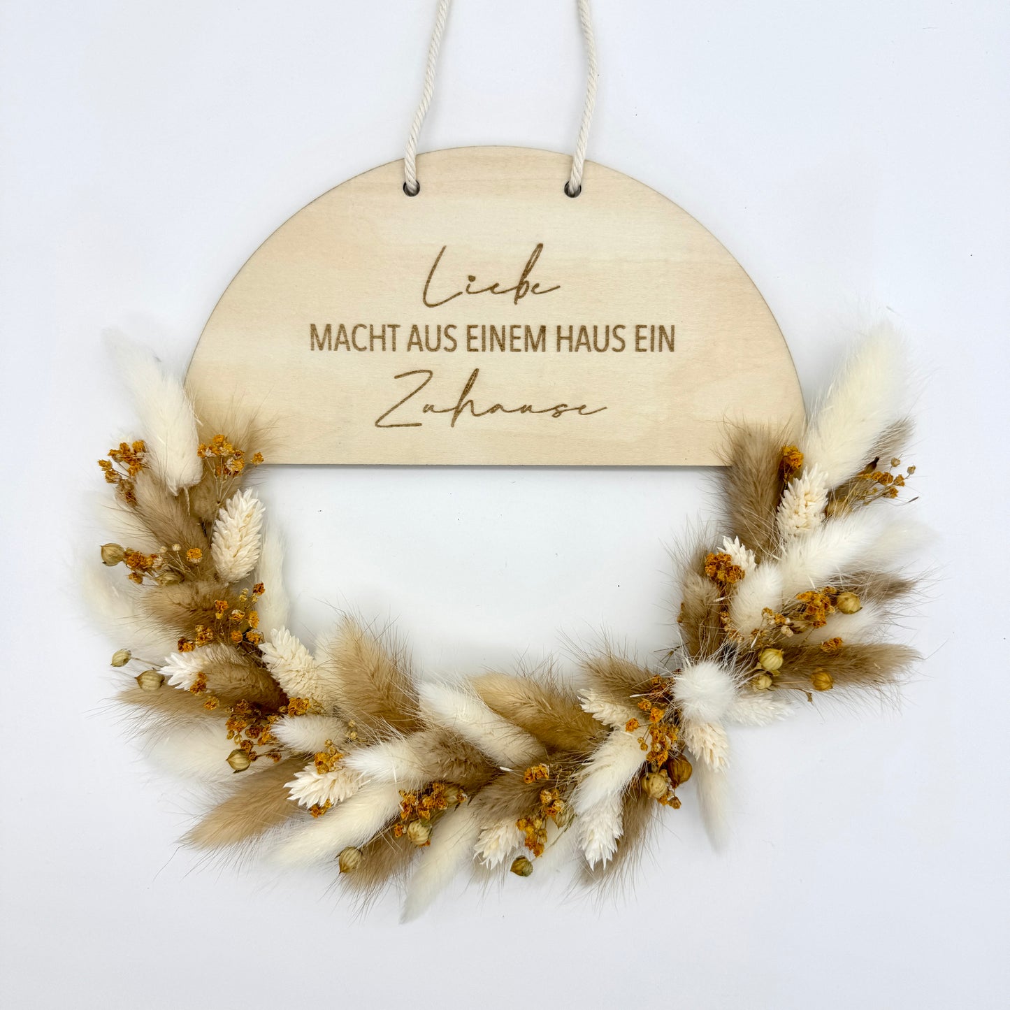 Holzring mit Schriftzug und Trockenblumen