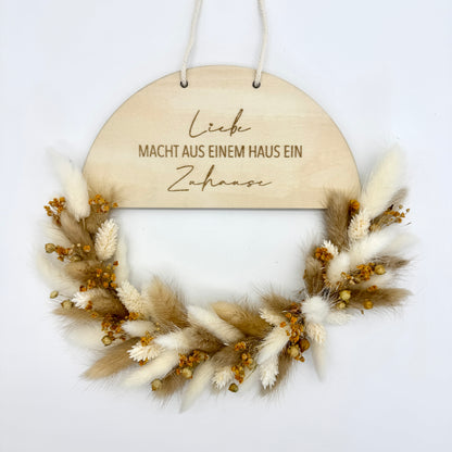 Holzring mit Schriftzug und Trockenblumen
