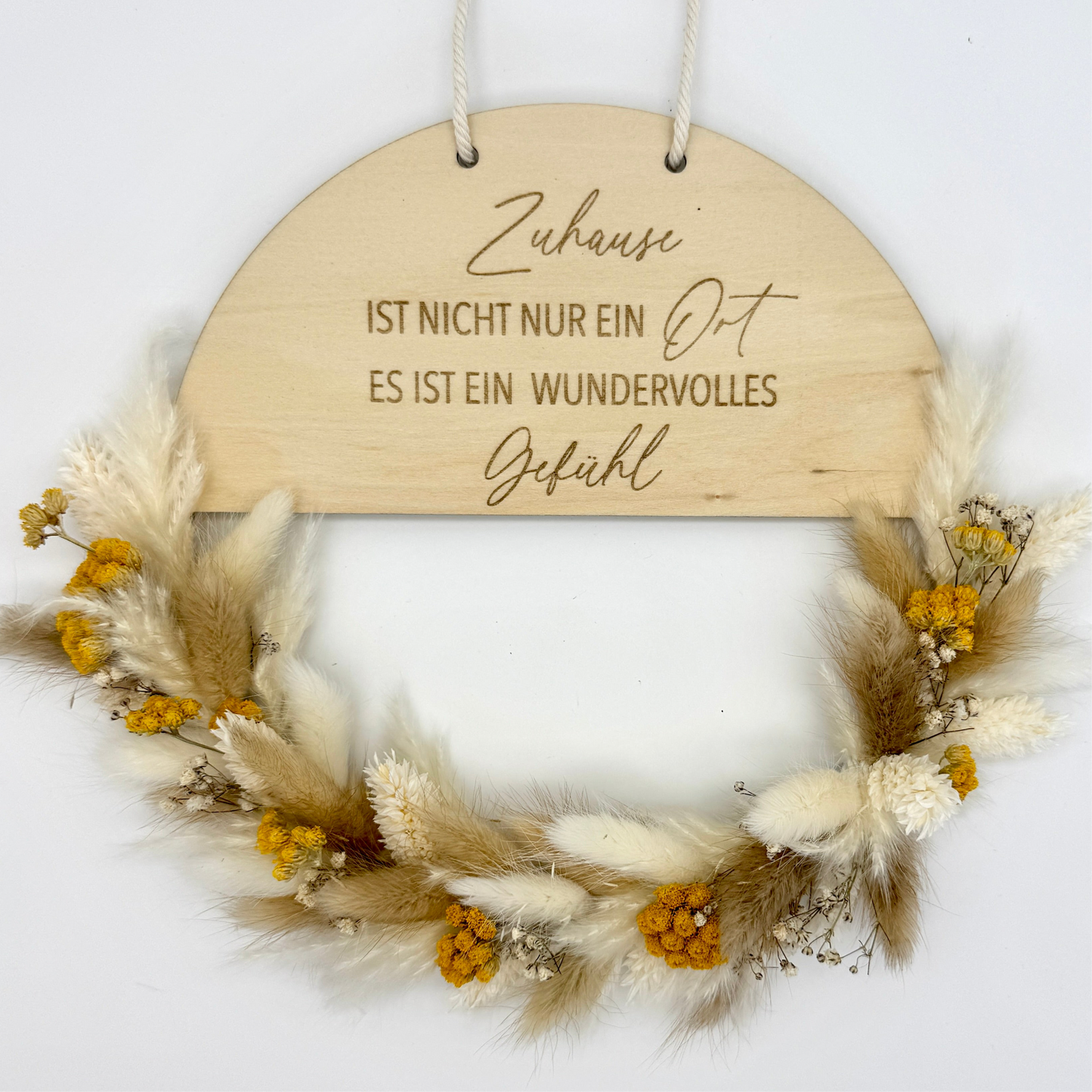 Holzring mit Schriftzug und Trockenblumen