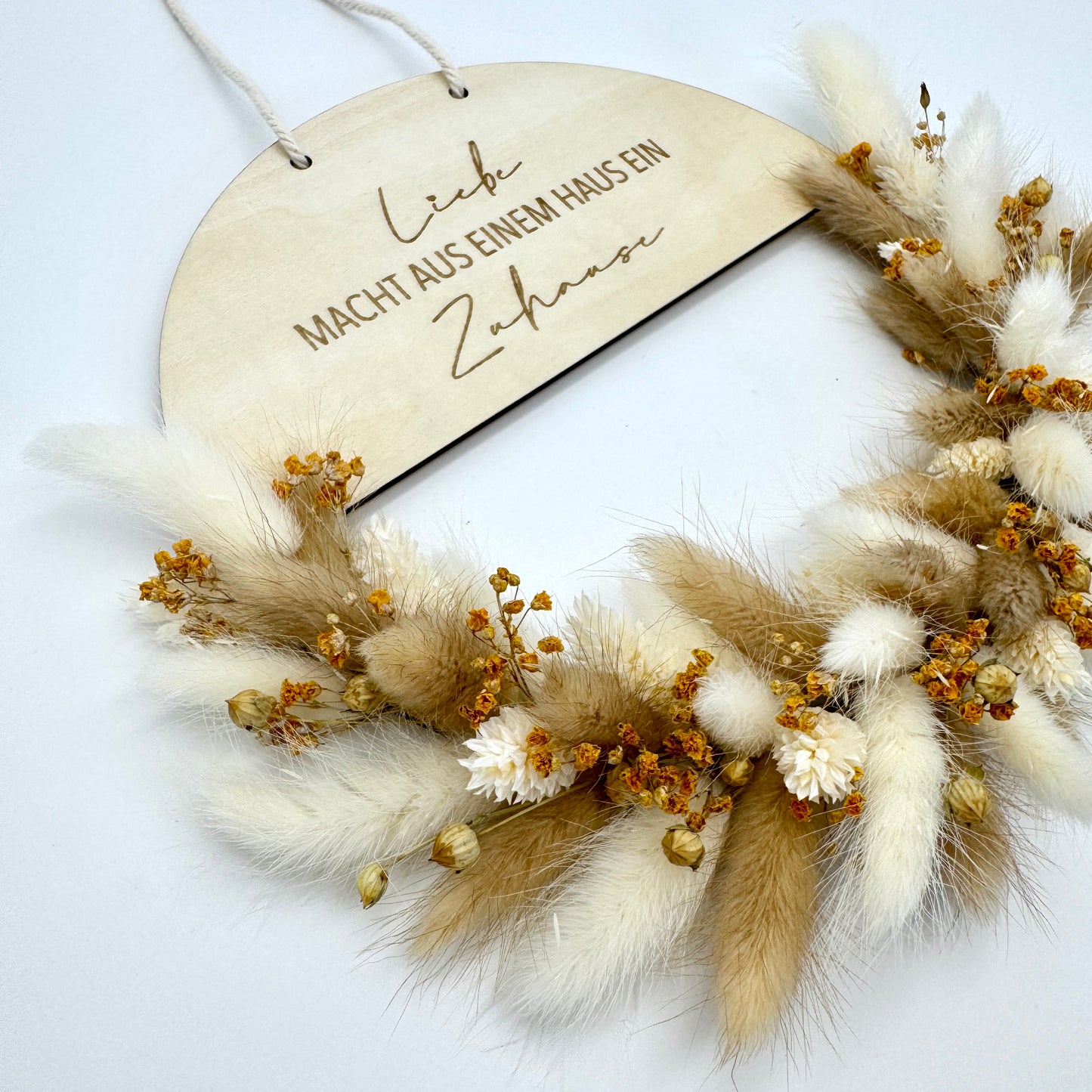 Holzring mit Schriftzug und Trockenblumen
