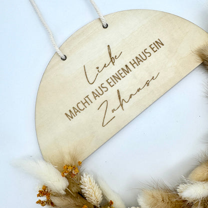 Holzring mit Schriftzug und Trockenblumen