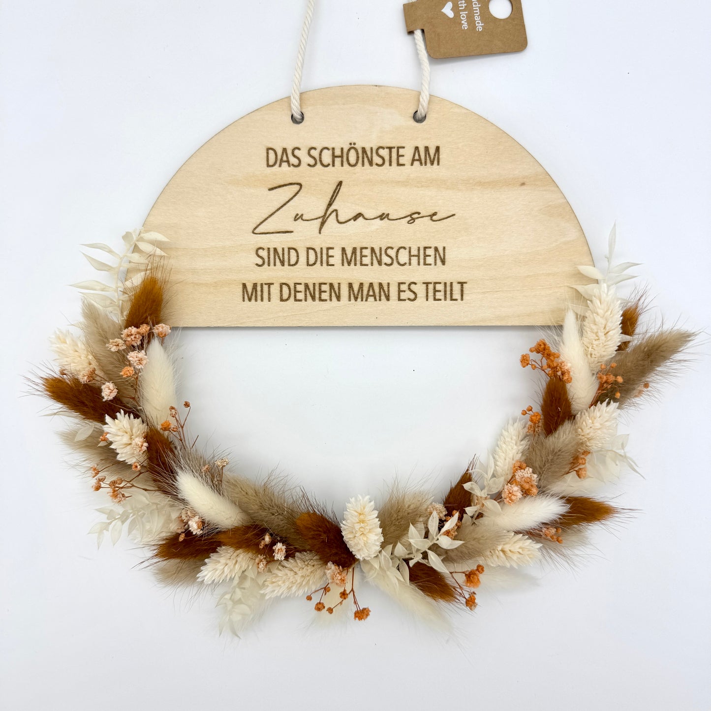 Holzring mit Schriftzug und Trockenblumen
