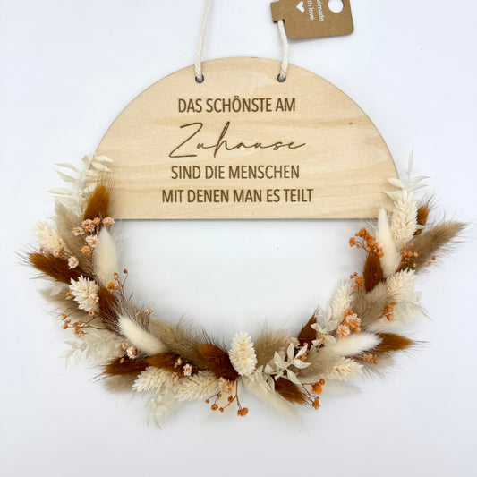 Holzring mit Schriftzug und Trockenblumen