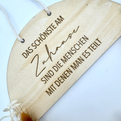 Holzring mit Schriftzug und Trockenblumen