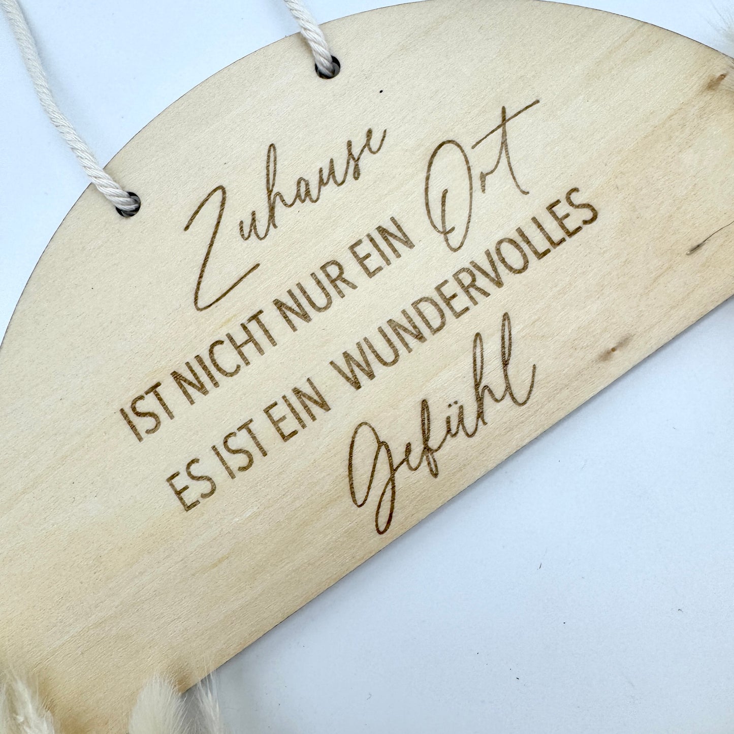 Holzring mit Schriftzug und Trockenblumen