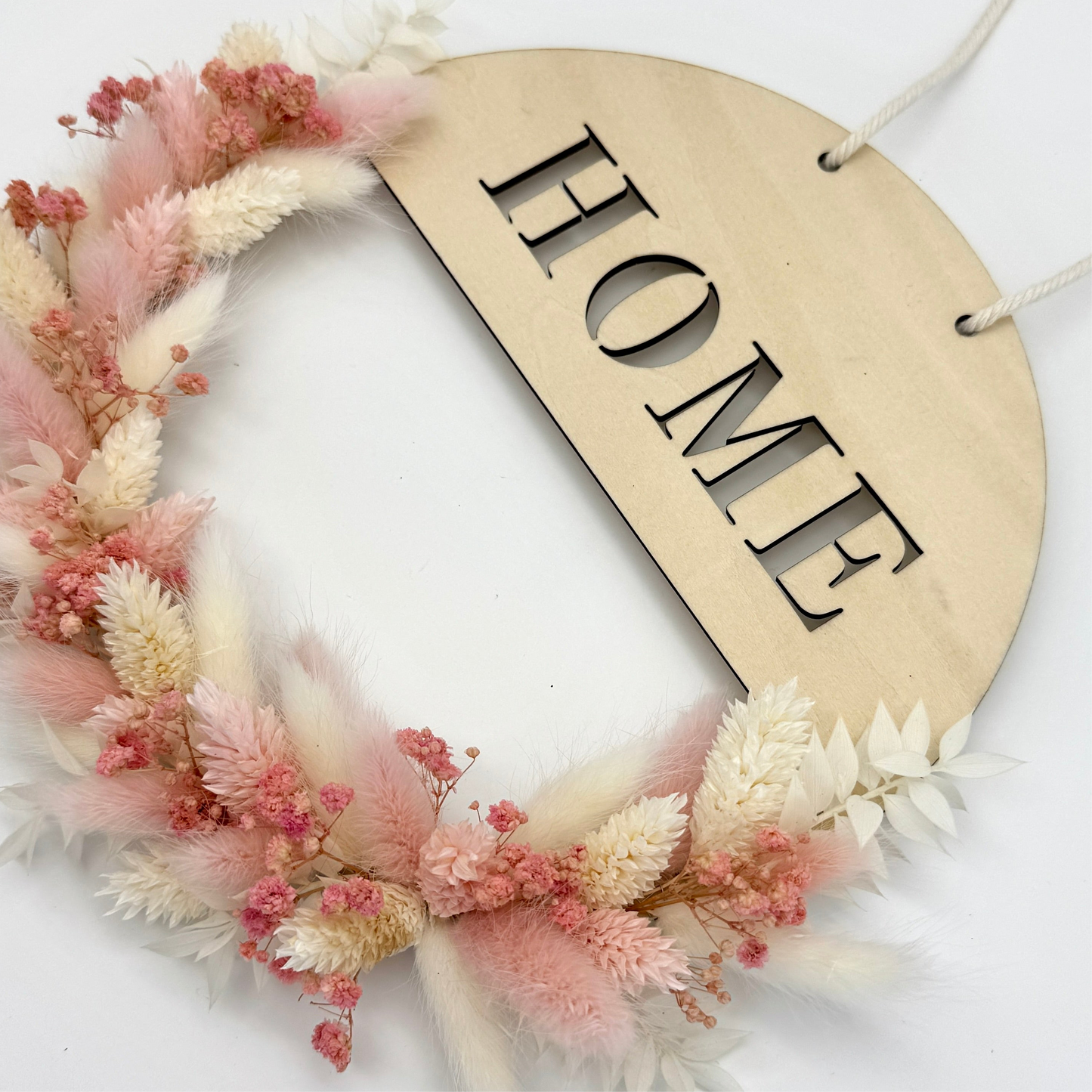 Holzring mit Schriftzug und Trockenblumen